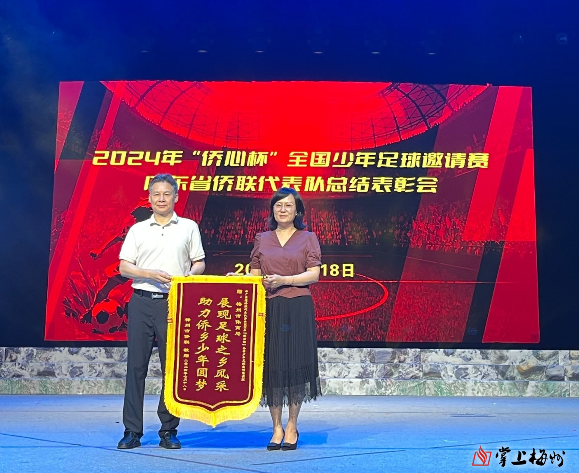 精彩足球联赛续写传奇，球员们为荣誉而战(精彩足球联赛续写传奇,球员们为荣誉而战的故事)