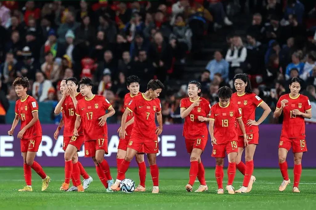 中国女足队员们奋勇拼搏，成功晋级下一轮(中国女足队员们奋勇拼搏,成功晋级下一轮比赛)