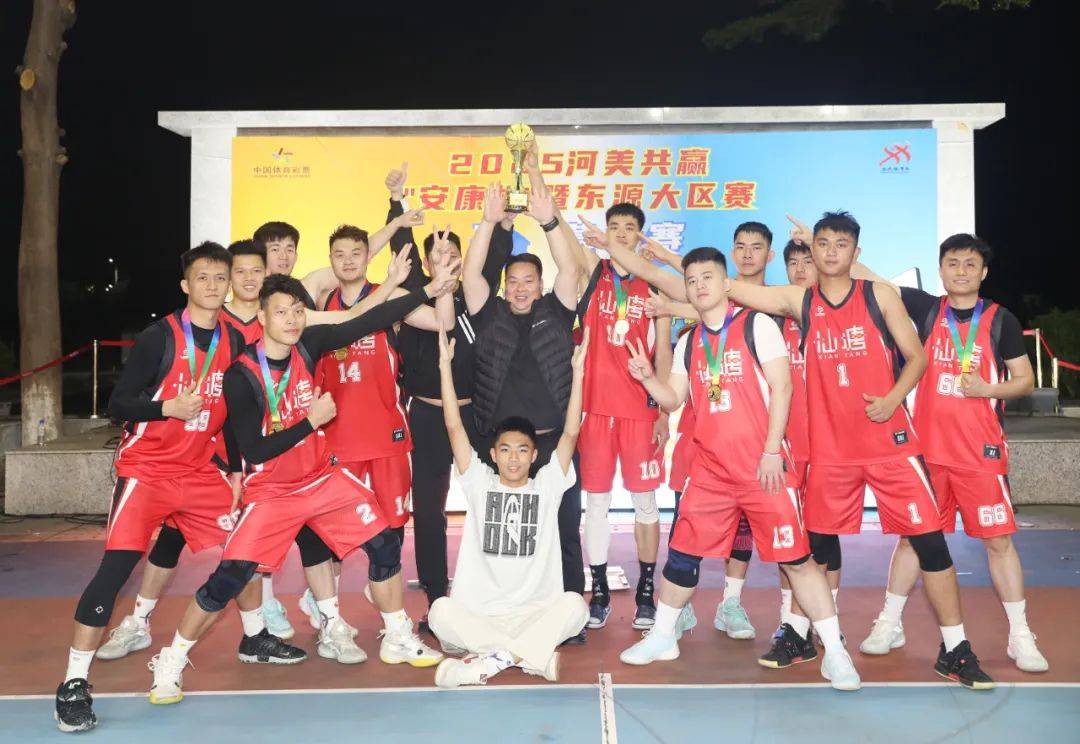 激烈争夺胜利的篮球赛事闹市登场