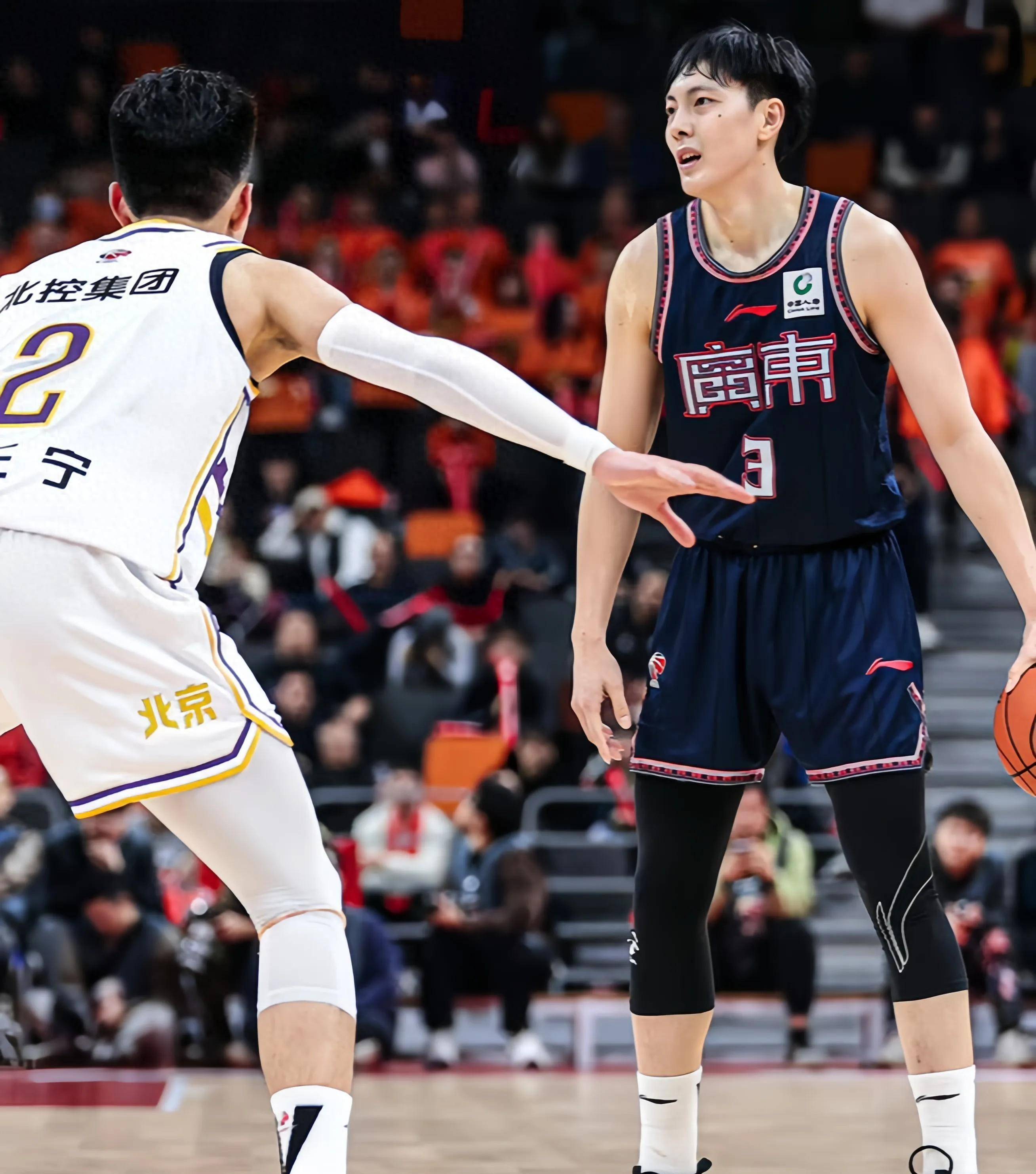 aoa体育馆-广东男篮击败对手，全队表现出色