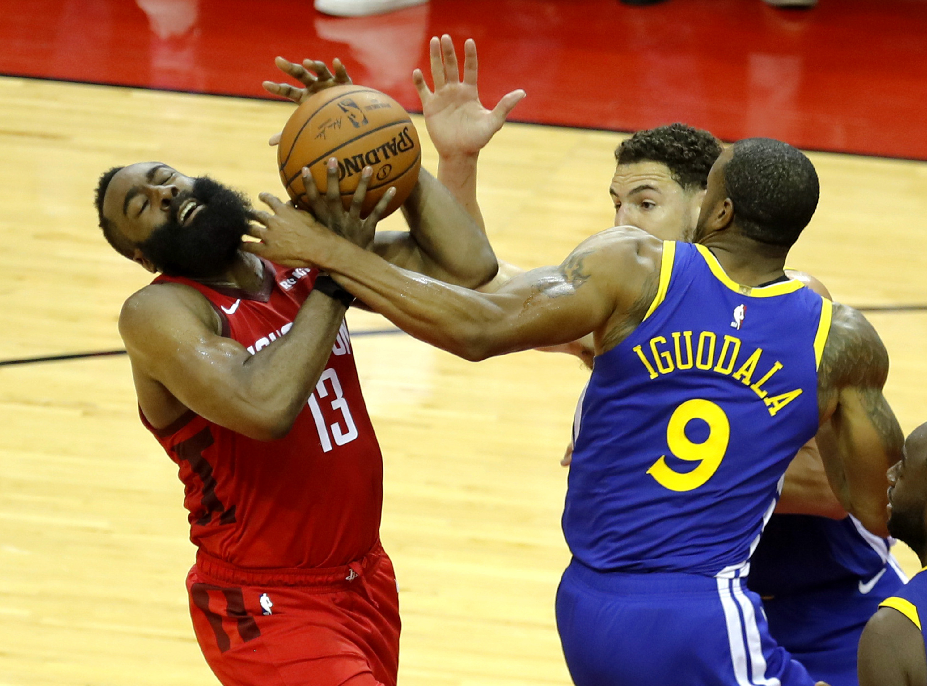 aoa体育课程-猛龙惊险击败湖人，保持不败