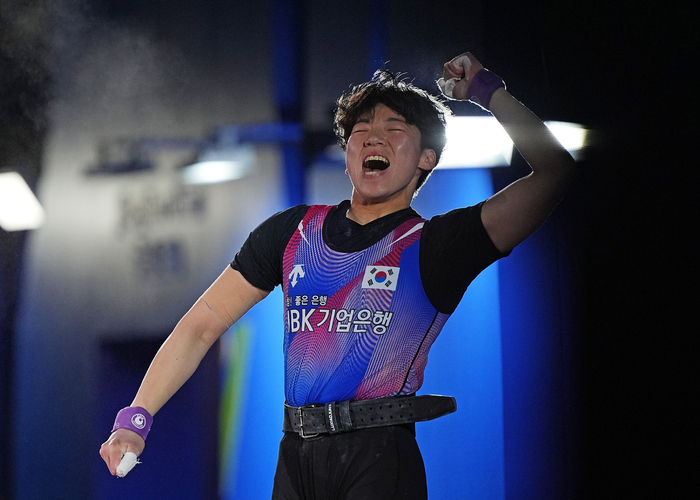 aoa体育活动-捷克运动员在举重比赛中冲刺冠亚军