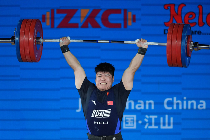 捷克运动员在举重比赛中冲刺冠亚军 捷克运动员在举重比赛中冲刺冠亚军