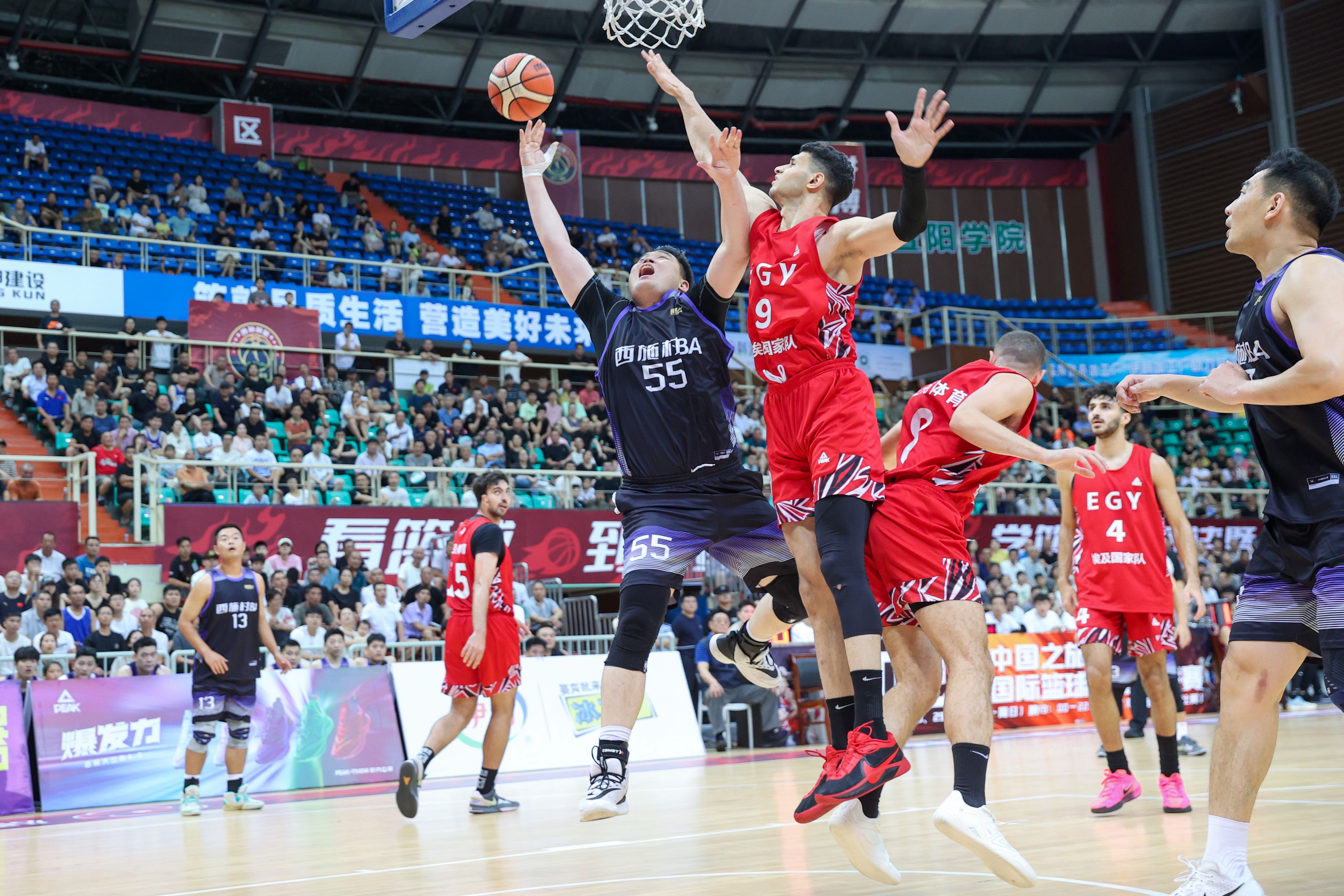 aoa体育活动-篮球明星在比赛中精彩表现，或将成为最佳表现